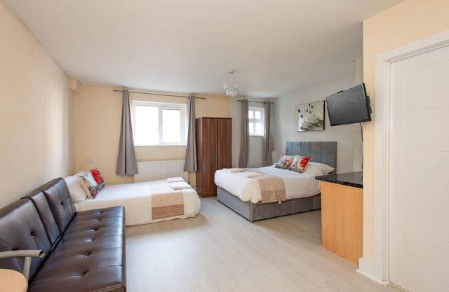 *NEWLY REFURBISHED* Greater London, Zone 6, Studio 1