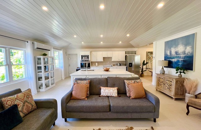 Newly Refurbished Luxury 4 Bed Villa with Bar & Pool in Sunset Crest, Holetown