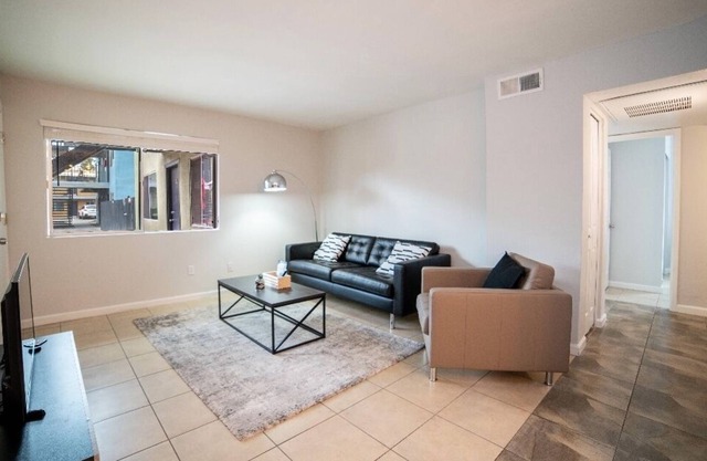 Newly Remodeled 2Bed/1Ba Suite #32