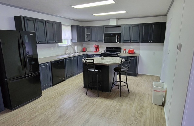 Newly remodeled 3 br with mountain views and close to trails!