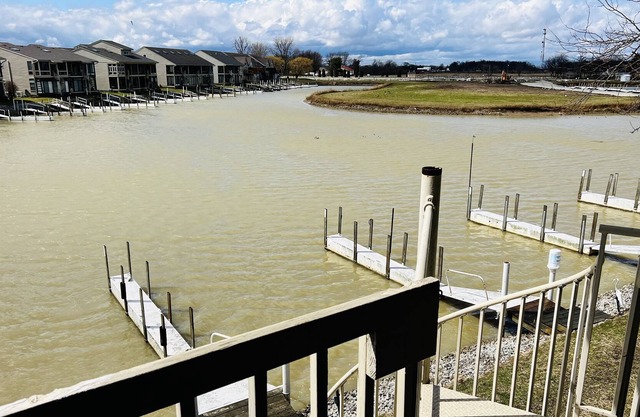 Newly remodeled condo (sleeps 4) on the shores at Lake Erie
