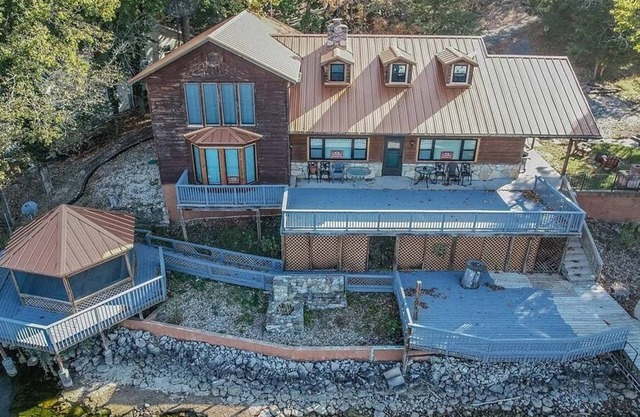 Recientemente renovado 7 dormitorios casa de vacaciones frente al lago