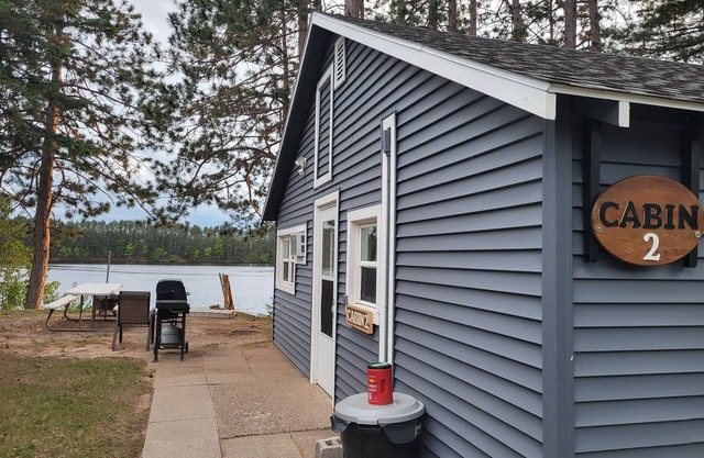 RECIENTEMENTE RENOVADO de arriba a abajo. Cabina de Northwoods a orillas del lago Somo