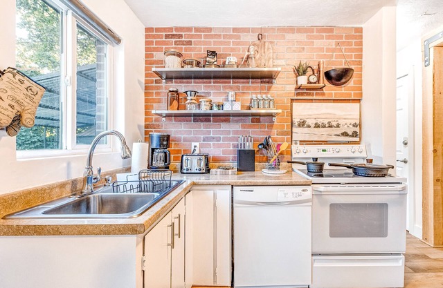 Newly renovated/furnished getaway with hot tub and adorable decor - dogs OK