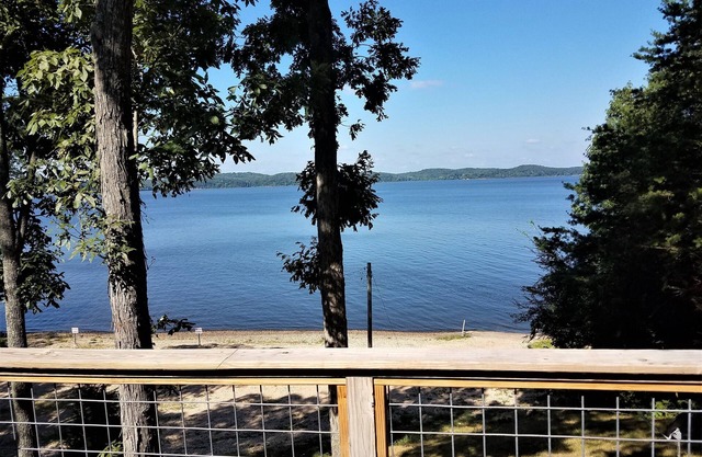 Cabaña junto al lago recientemente renovada, hermosas vistas al lago con rampa para botes adyacente.