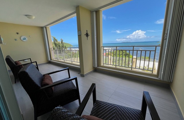 ¡Las más increíbles vistas directas al mar! Vibrante cultura isleña en un condominio del tamaño de una casa
