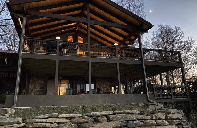 Recientemente renovado, que admite mascotas, Lakeview Home en Beautiful Cashiers NC