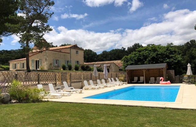 Casa de campo recientemente renovada en una zona apartada con piscina privada para hasta 15 huéspedes.