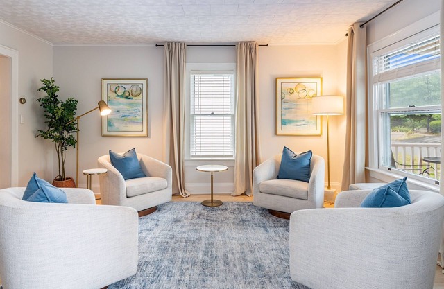 Newly Renovated | Sleeps 8 | Walk to Seneca Lake