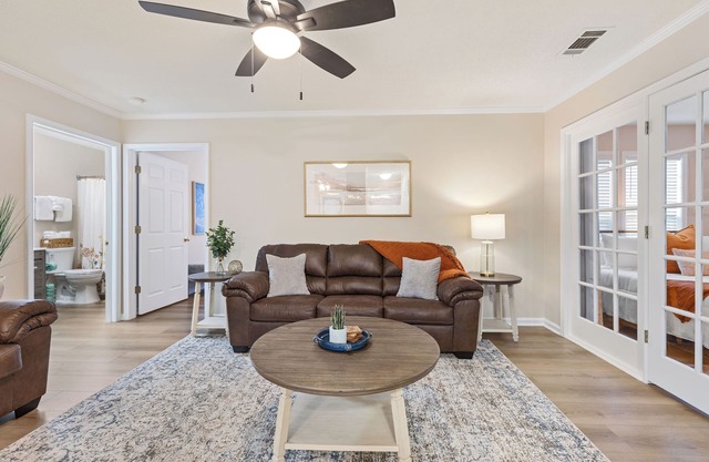 Newly Renovated Sunny Condo w/ Pool, Gym & Free Parking