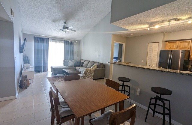 Recientemente renovado 2 dormitorios / 2 baños West Palm Beach Condo
