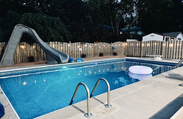 Newly Renovated with Pool, close to CWS 3 bedroom, 7 bed, 2 bathroom, sleeps 12