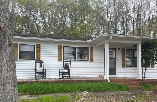 Newly Updated, Fully Furnished 3 BR 2 BA Home… <2 miles to Clemson University!