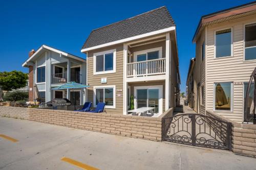 Newport Paradise - Oceanfront Home by the Pier