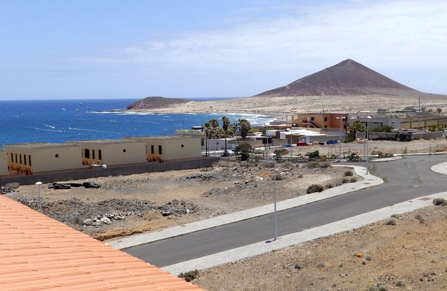Bonito apartamento de 2 dormitorios con terraza y azotea.