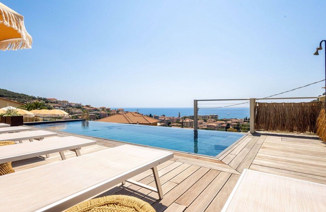 Bonito apartamento para 4 personas con piscina, A/C, WIFI, TV, patio y aparcamiento