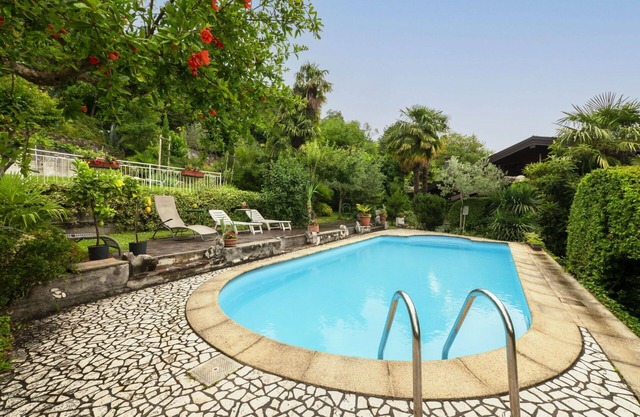 Acogedor apartamento con A/C, piscina, WIFI, TV, patio, mascotas permitida y aparcamiento