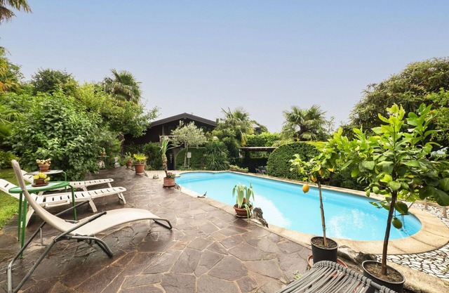 Hermoso apartamento con A/C, WIFI, piscina, TV, patio, mascotas permitida y aparcamiento