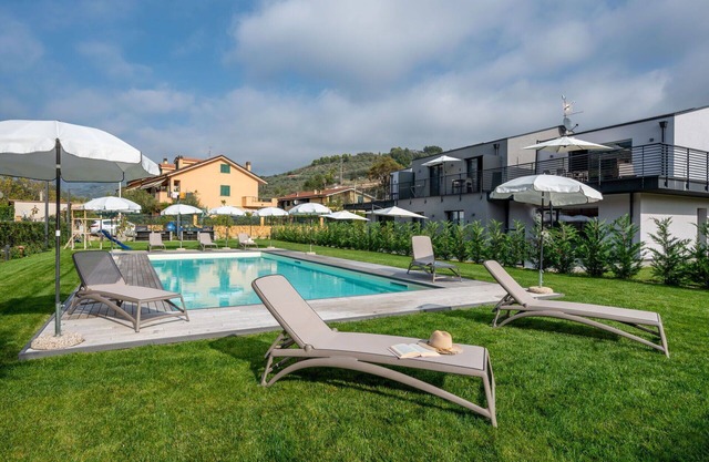 Hermoso apartamento con piscina, A/C, WIFI, TV, terraza, mascotas permitida y aparcamiento
