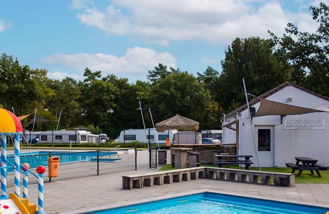 Acogedor apartamento en villa con piscina, TV, terraza, mascotas permitida y aparcamiento