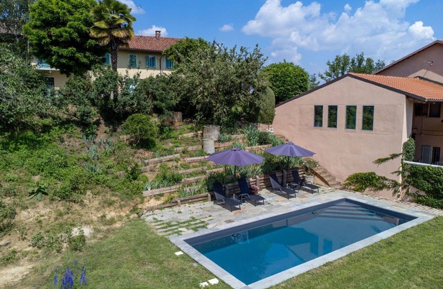 Bonito apartamento en villa con piscina, TV, terraza, vista panorámica y aparcamiento