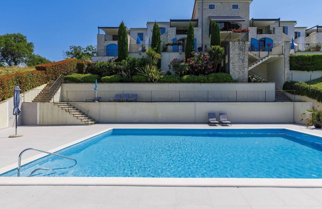 Bonito apartamento en villa para 5 personas con piscina, A/C, WIFI, TV, terraza y aparcamiento