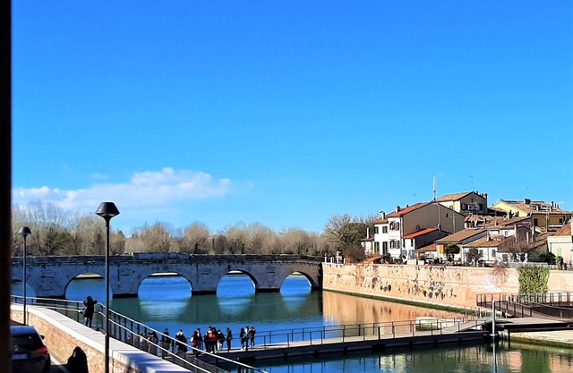 En el puerto del canal, vista del puente romano y el antiguo pueblo, WIFI GRATUITO, A / C, estacionamiento