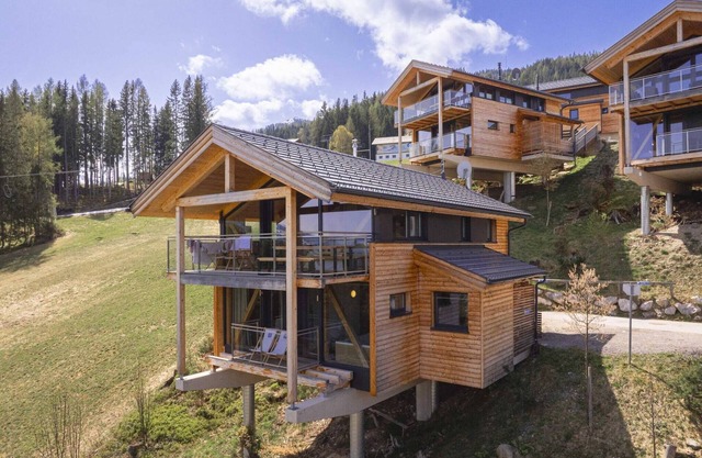 Bonito chalet con balcones