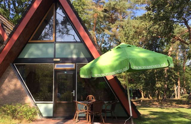 Bonita casa con terraza, situada cerca de un estanque.