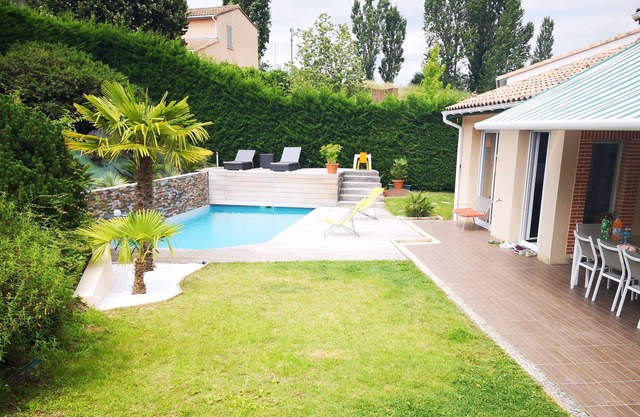 Bonita casa con piscina climatizada y jardín
