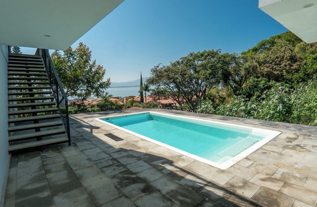 Agradable casita con vista al lago, alberca compartida, en una colonia AAA.