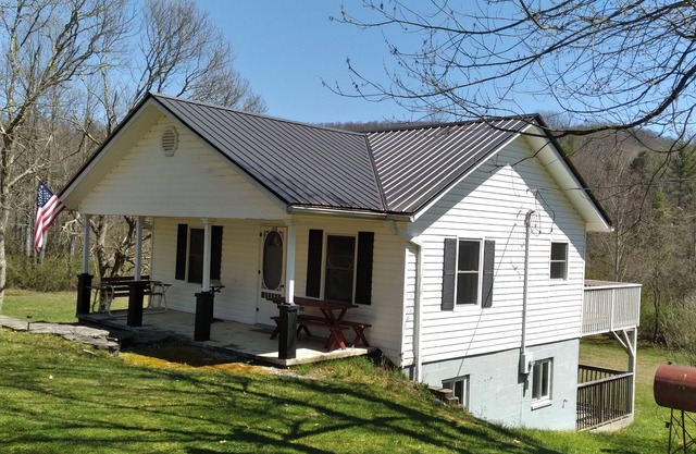 Nicely located, Cozy, PET Friendly cottage in beautiful Lake Toxaway, NC