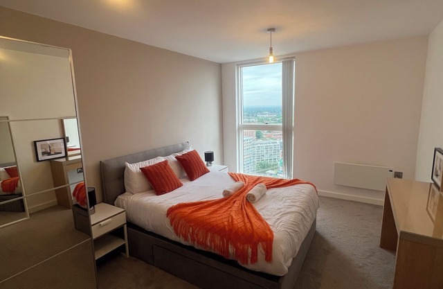 Luxury, Centrally Located 2 Bedroom Duplex Apt with Skyline View Balcony