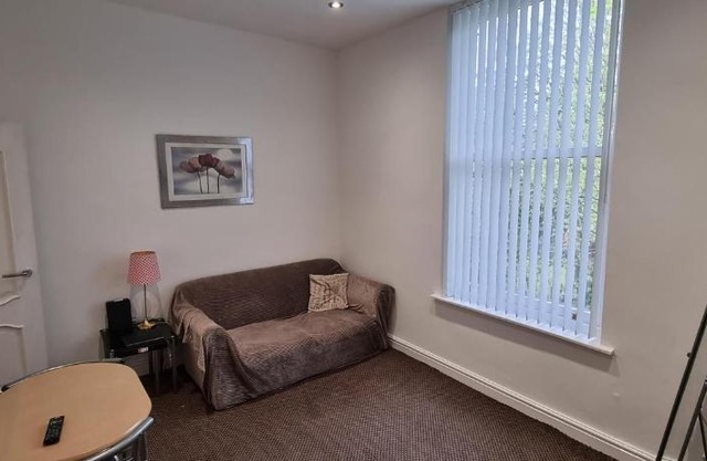 No 7 - 1 BED NEAR SEFTON PARK AND LARK LANE