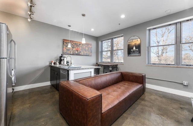 No Cleaning Fee! Prime Location Downtown Luxurious