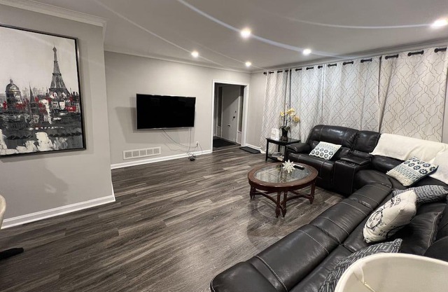 No stairs / Renovated 3-Bedroom free Wifi,Parking