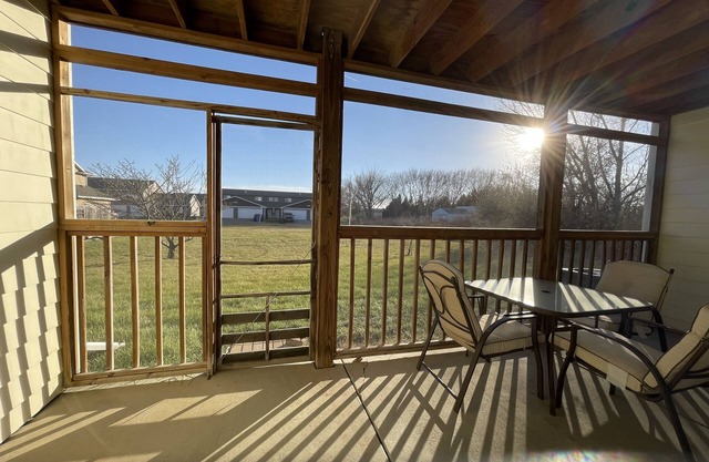 NO STEPS w/attached garage and screened in patio, NO sales tax with 28 day stay!