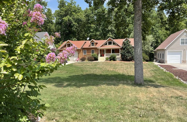 Justo en el lago, cerca de la rampa para botes / piscina, 5 habitaciones frente al lago