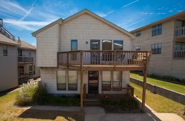 No Worries Family Home features BBQ, Across from the Beach Access by RedAwning