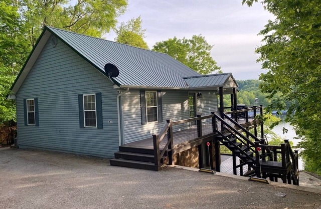 NORRIS LAKE FRONT RENTALS: LOLA'S LAKE HOUSE LAKE FRONT LOCATION