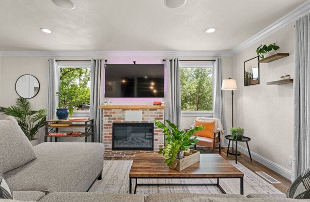 Northwest Garden w/ Spa Bath Gym Fire Pit & Views