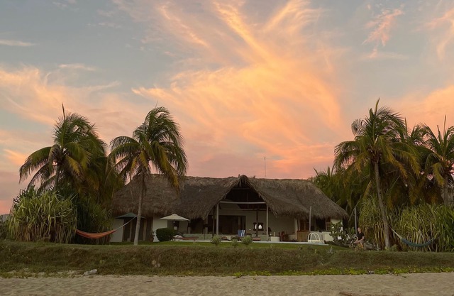Paraíso frente a playa y alberca- con cocinera y servicio de limpieza, relax!