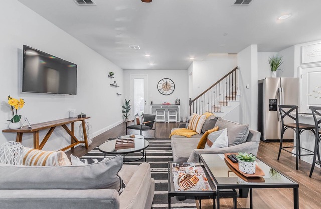 NRH Two-Story Oasis 🏡King 👑 Bed + Garage🚗!