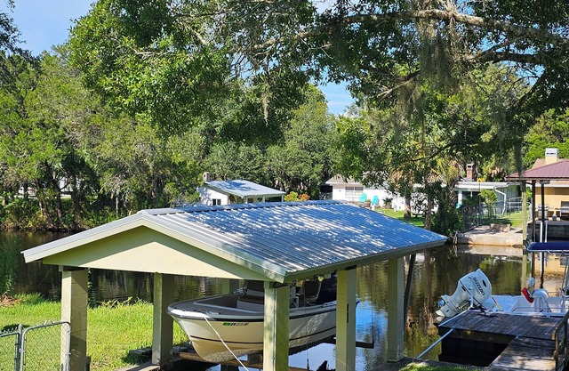 Waterfront w/dock on mason creek, 2/1 Homosassa River,30 min ride to springs!