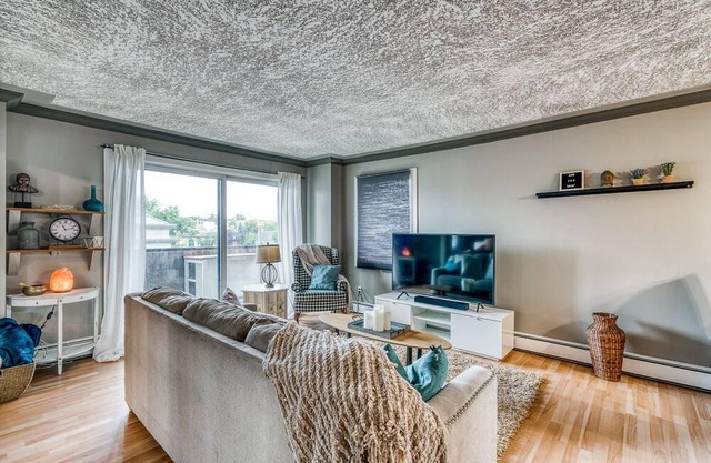 NY Theme Condo off of 17th Ave/Near the Saddledome