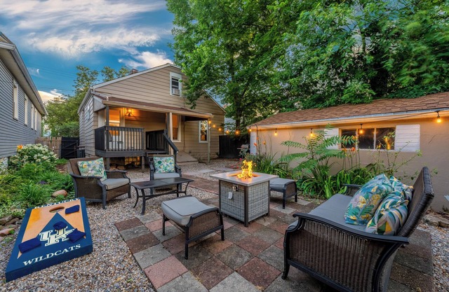 "Oak & Barrel" #1 LOCATION in Louisville. Bourbon & Derby theme. Pets welcome.