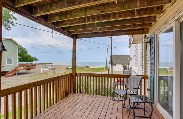 Oak Harbor Lake Home w/ 4 Decks + Seating!
