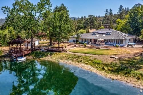 Oak Pond Retreat Stocked pond/pool table/BBQ Grill/EV Charger