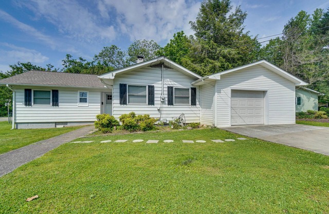 Oak Ridge Retreat w/ Porch < 1 Mi to Downtown