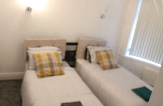 Oakdene -4 Beds Sleeps 8 Delightful Leisure Stay